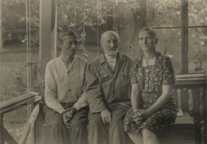 Фото 4. На террасе дома мои родители и дедушка Амос Маркович Каш. 1948 г.