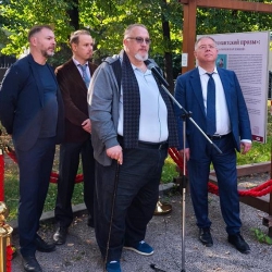 Выставка «Его зарыли в шар земной», посвященная поэту-фронтовику Сергею Орлову, открыта на Гоголевском бульваре.