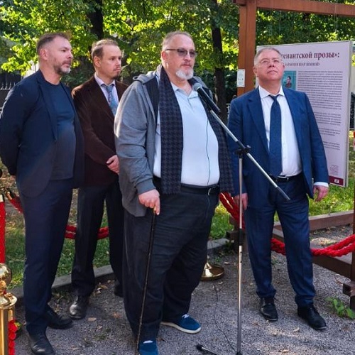 Выставка «Его зарыли в шар земной», посвященная поэту-фронтовику Сергею Орлову, открыта на Гоголевском бульваре.